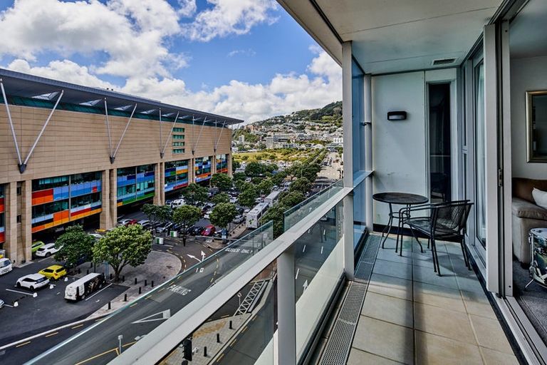 Photo of property in Portal Apartments, 6a/42 Cable Street, Te Aro, Wellington, 6011