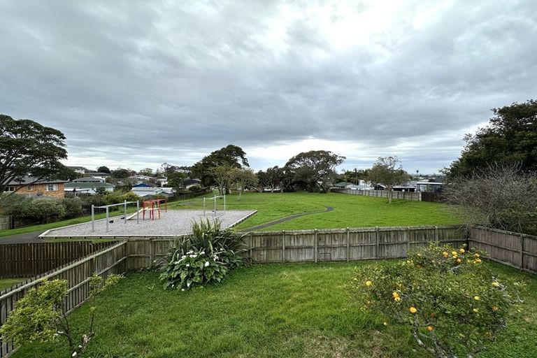 Photo of property in 19 Lydford Place, Glendene, Auckland, 0602