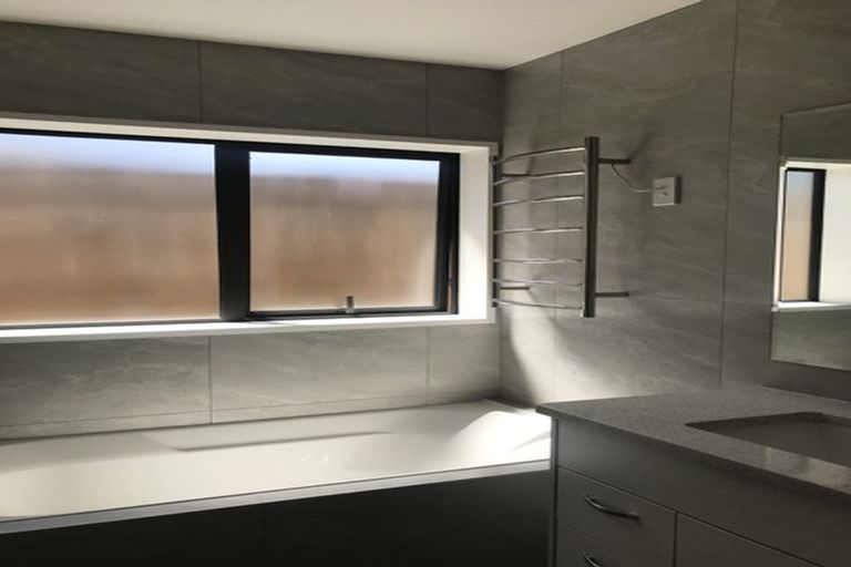 Photo of property in 29b Edgewater Drive, Pakuranga, Auckland, 2010