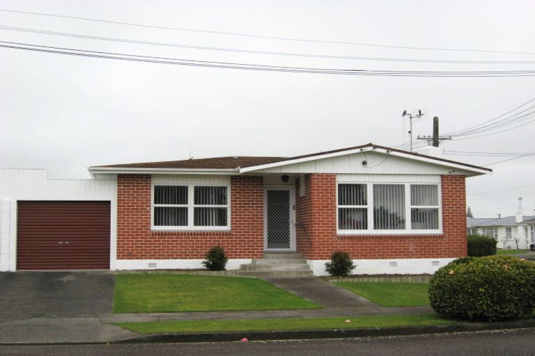Photo of property in 18 Karaka Crescent, Levin, 5510