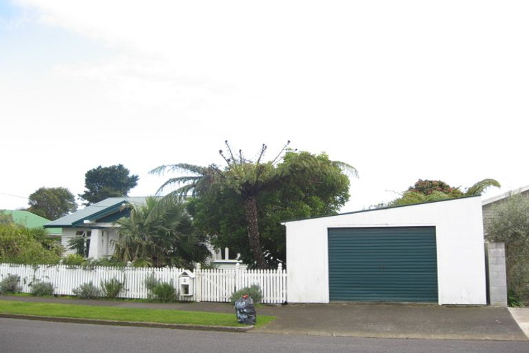 Photo of property in 11 Holsworthy Road, Lower Vogeltown, New Plymouth, 4310