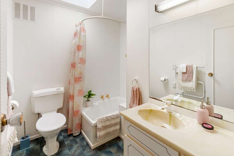 Photo of property in 73 Parkes Avenue, Saint Johns Hill, Whanganui, 4501