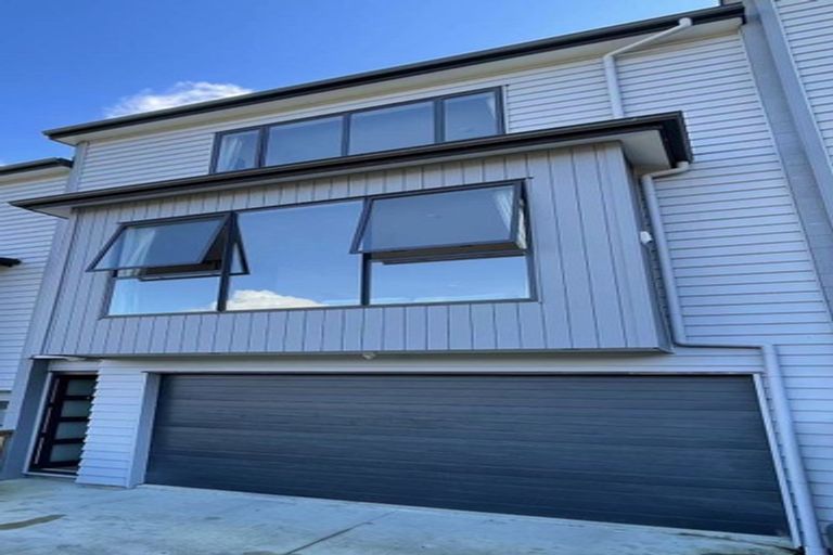 Photo of property in 3/4 Mcquoid Place, Glenfield, Auckland, 0629