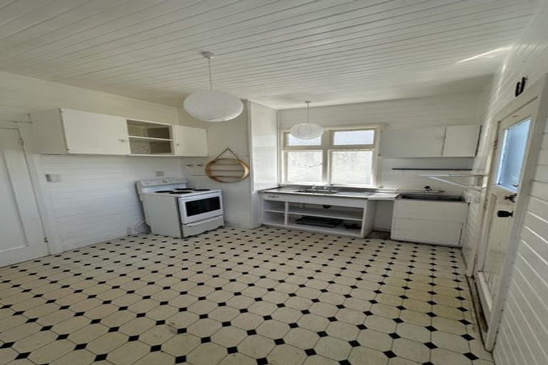 Photo of property in 75 Apu Crescent, Lyall Bay, Wellington, 6022