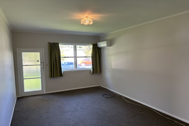 Photo of property in 4/2 Godley Road, Green Bay, Auckland, 0604