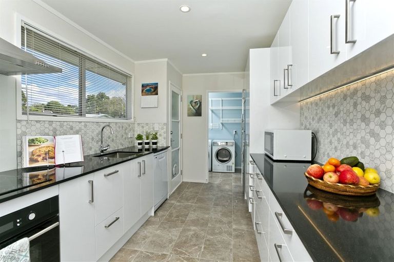 Photo of property in 33 Donovan Avenue, Massey, Auckland, 0614