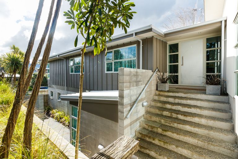 Photo of property in 19 Springdale Grove, Fitzherbert, Palmerston North, 4410