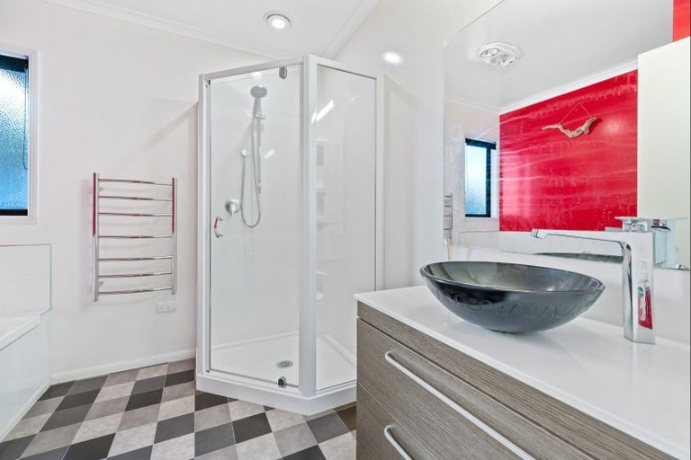 Photo of property in 3a Marchant Place, Westown, New Plymouth, 4310