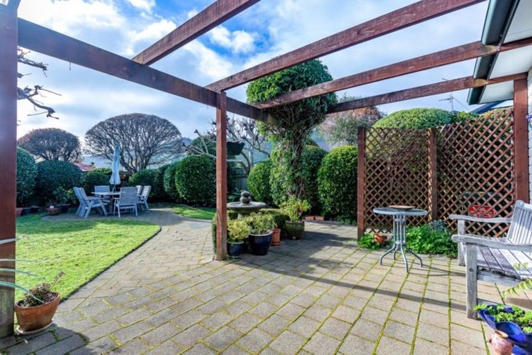 Photo of property in 16 Runanga Grove, Waikanae, 5036