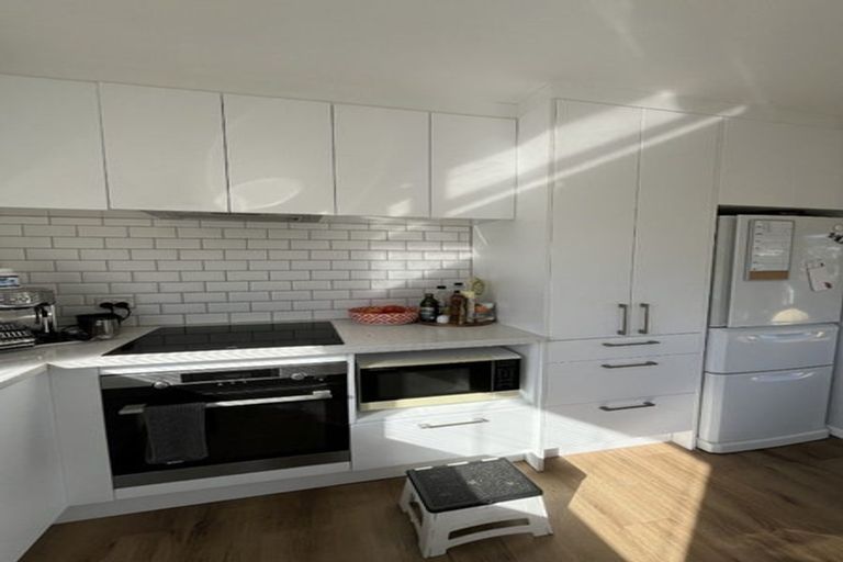 Photo of property in 6 Bennett Grove, Newlands, Wellington, 6037