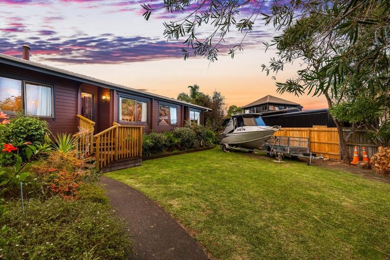 Photo of property in 124 West Harbour Drive, West Harbour, Auckland, 0618