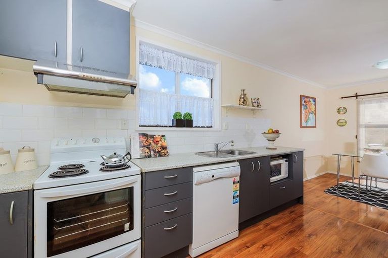 Photo of property in 10/26a Sunnynook Road, Sunnynook, Auckland, 0620