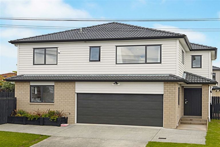 Photo of property in 105 Lincoln Park Avenue, Massey, Auckland, 0614