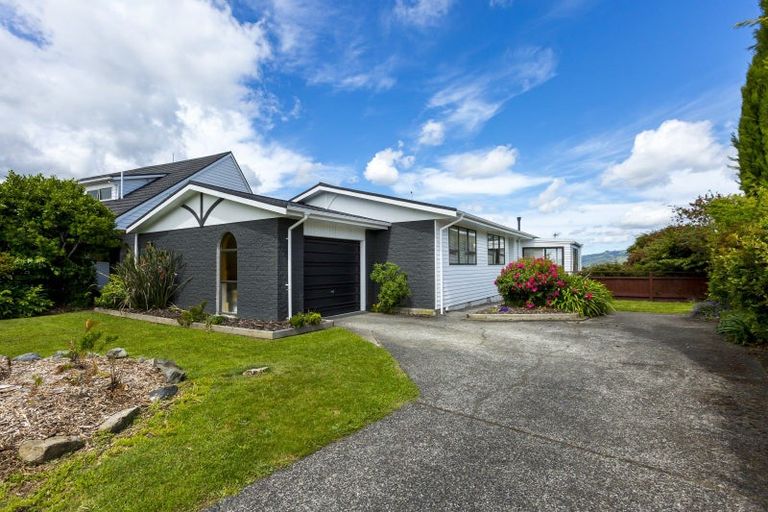Photo of property in 11 Roband Crescent, Brown Owl, Upper Hutt, 5018