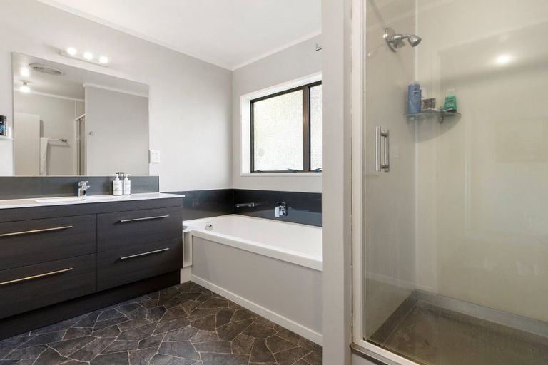 Photo of property in 2 Warwick Avenue, St Andrews, Hamilton, 3200