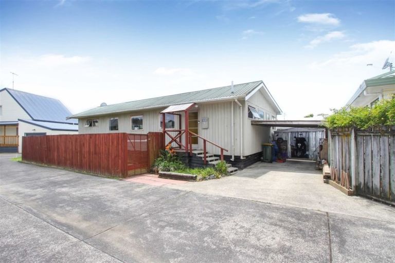 Photo of property in 13a Bay Street, Red Beach, 0932