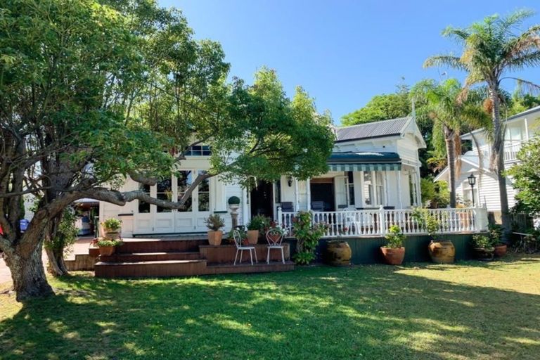 Photo of property in 5 Queen Street, Northcote Point, Auckland, 0627