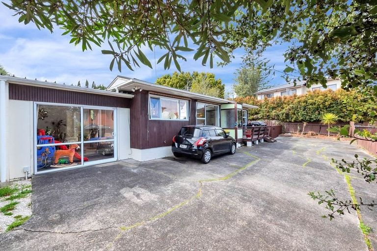 Photo of property in 2/4202a Great North Road, Glendene, Auckland, 0602