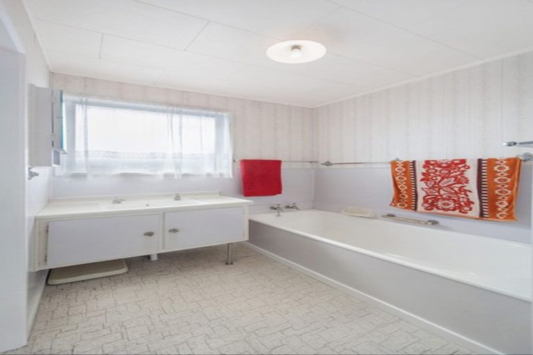 Photo of property in 70 Walworth Avenue, Pakuranga Heights, Auckland, 2010