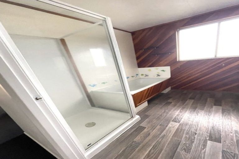 Photo of property in 28 Easton Park Parade, Glenfield, Auckland, 0629