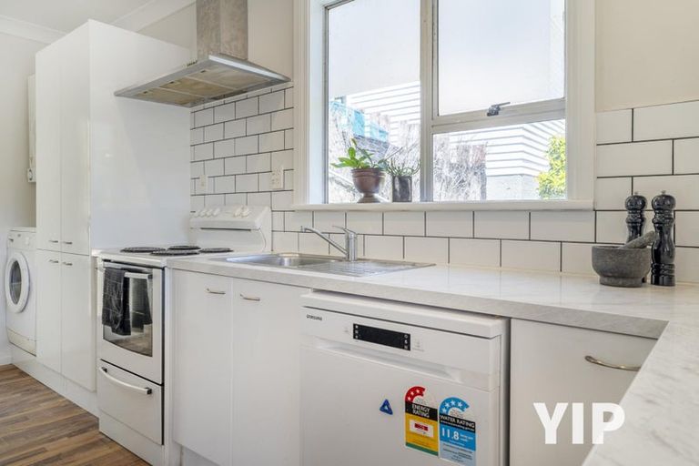 Photo of property in 7 Wakely Road, Newlands, Wellington, 6037