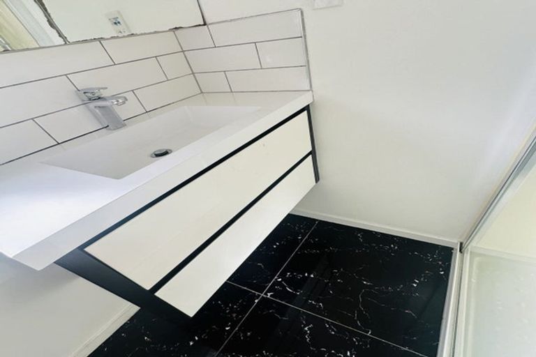 Photo of property in 1/54 Target Road, Totara Vale, Auckland, 0629