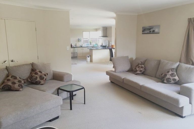 Photo of property in 16 Monash Place, Flat Bush, Auckland, 2016