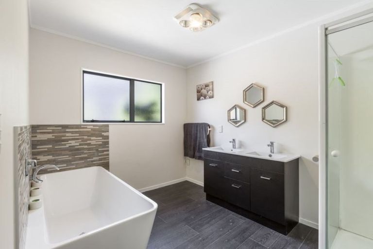 Photo of property in 22 Chedworth Drive, Glenfield, Auckland, 0629