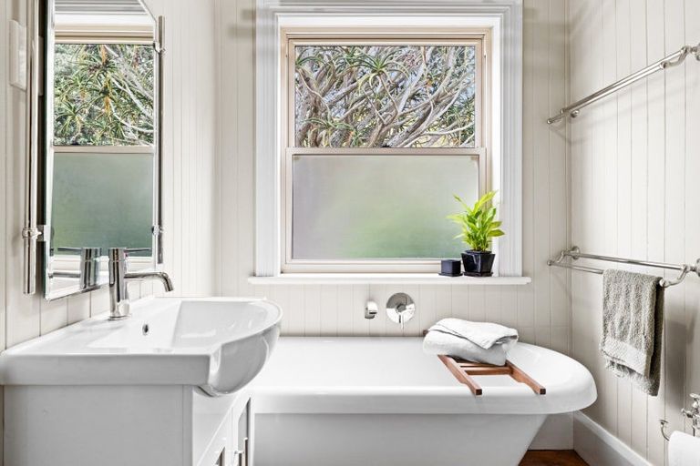 Photo of property in 4 Terrace Lane, Hospital Hill, Napier, 4110