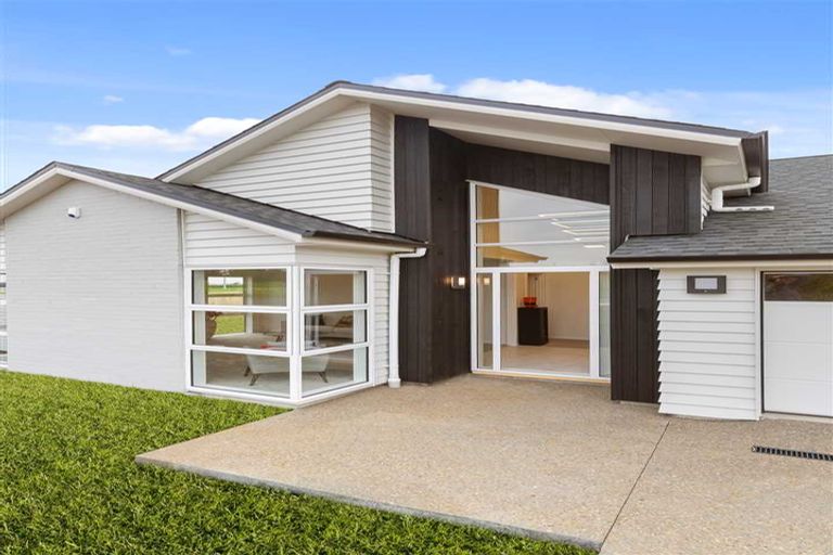 Photo of property in 53 Sunset Road, Totara Vale, Auckland, 0632