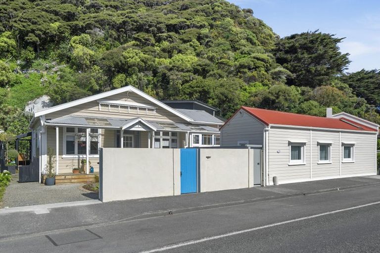 Photo of property in 127 Muritai Road, Eastbourne, Lower Hutt, 5013