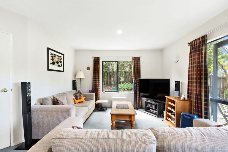 Photo of property in 1/24 Merton Avenue, Glenfield, Auckland, 0627