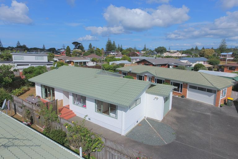 Photo of property in 2/10 Ross Crescent, Orewa, 0931