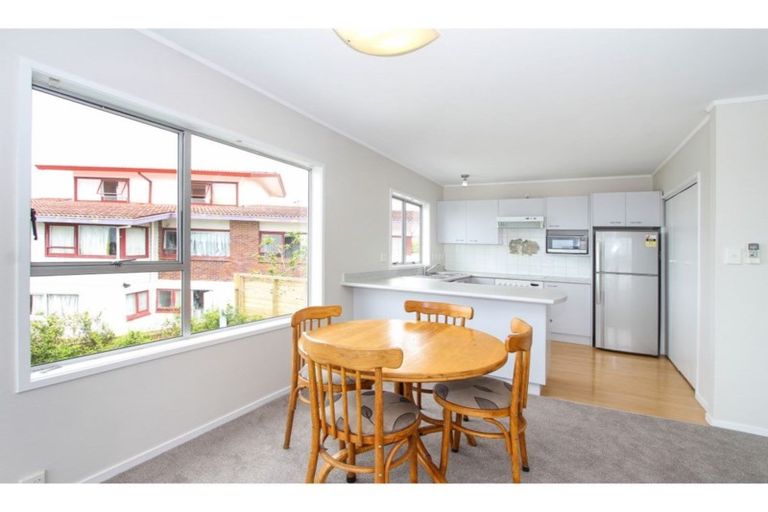 Photo of property in 2/118 Ocean View Road, Northcote, Auckland, 0627