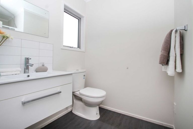 Photo of property in 29a Sylvan Crescent, Te Atatu South, Auckland, 0610