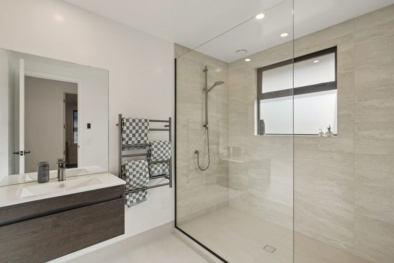 Photo of property in 40 Shelduck Road, Jacks Point, 9371