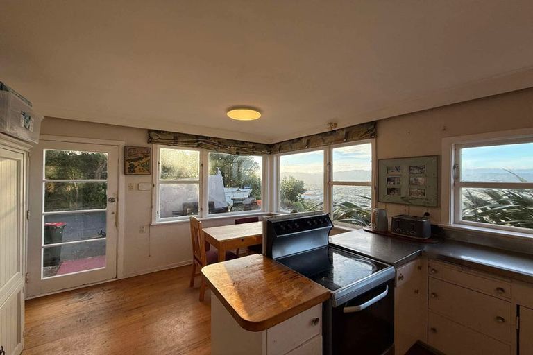 Photo of property in 17 Rakeiora Grove, Korokoro, Lower Hutt, 5012