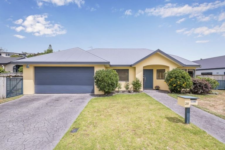 Photo of property in 38 Lorna Irene Drive, Raumati South, Paraparaumu, 5032