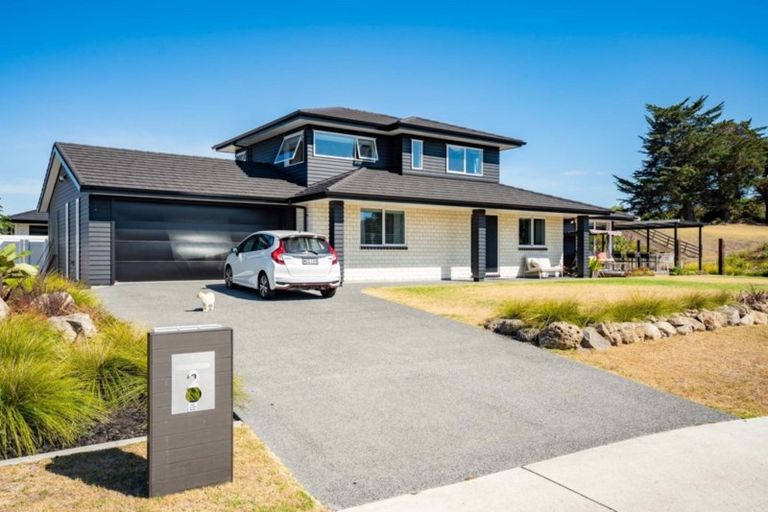 Photo of property in 2 Waitemata Drive, One Tree Point, 0118
