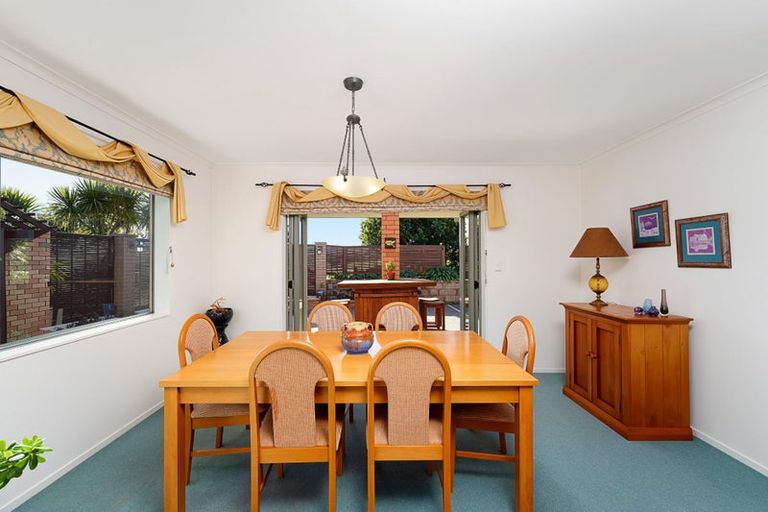 Photo of property in 2 Burgundy Park Avenue, Henderson, Auckland, 0612