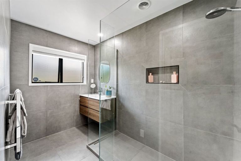 Photo of property in 52 Waiora Road, Stanmore Bay, Whangaparaoa, 0932