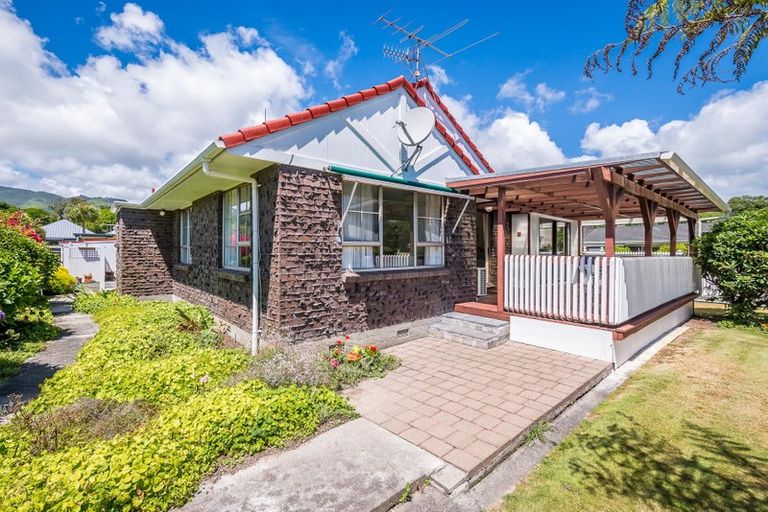 Photo of property in 16 Richmond Avenue, Waikanae, 5036