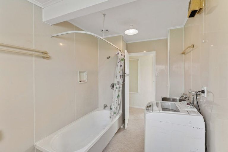 Photo of property in 28 Drake Street, Waikawa Beach, Levin, 5573