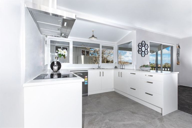 Photo of property in 82 Ravenwood Drive, Forrest Hill, Auckland, 0620