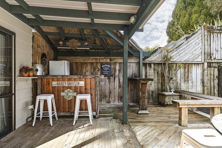 Photo of property in 100 Heta Road, Highlands Park, New Plymouth, 4312