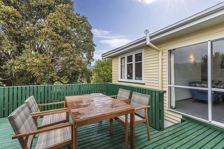 Photo of property in 15 Woodstock Terrace, Tawa, Wellington, 5028