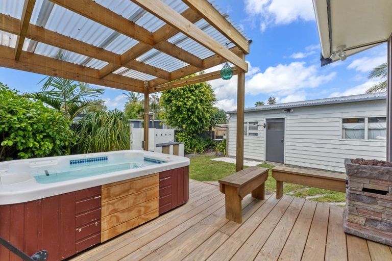 Photo of property in 12 Quo Vadis Place, Red Beach, 0932