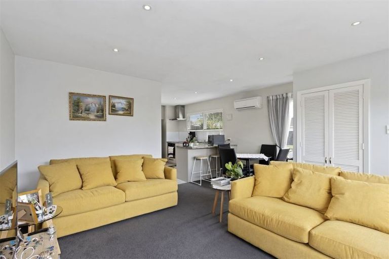 Photo of property in 2/5 Sarabande Avenue, Redwood, Christchurch, 8051