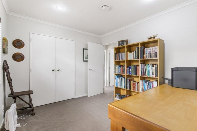 Photo of property in 15 Wroxton Place, Waiuku, 2123