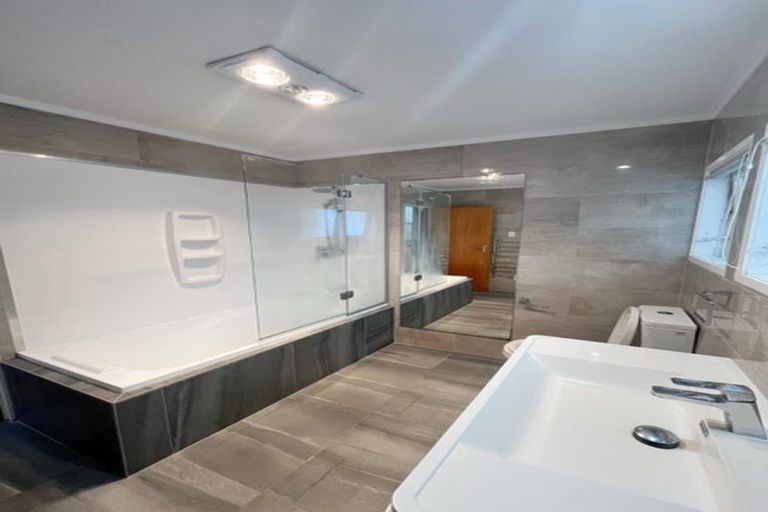 Photo of property in 12 Holdaway Avenue, Northcote, Auckland, 0627